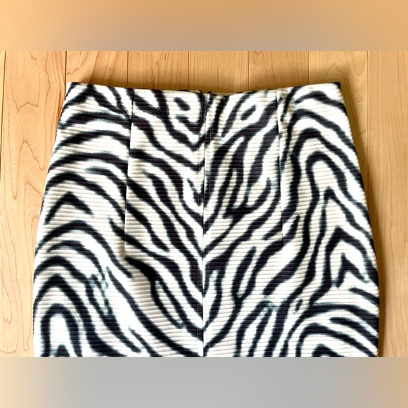 Cute zebra pencil skirt size medium - Picture 3 of 6